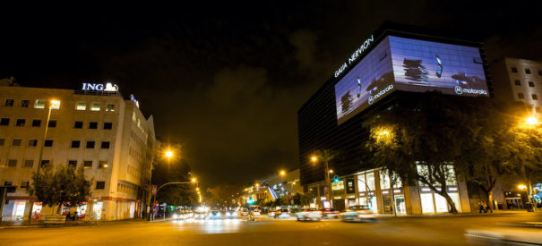 O equipamento laser da Christie ilumina os projetos de publicidade DooH da LumenAd em Sevilha