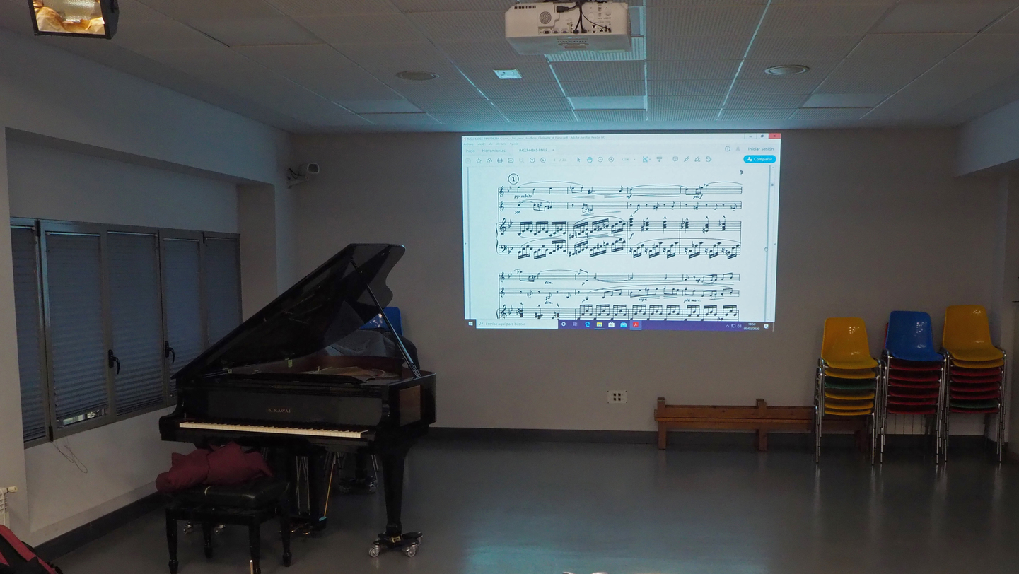 Projection laser et collaboration sans fil pour donner des cours de musique à Errenteria Musikal