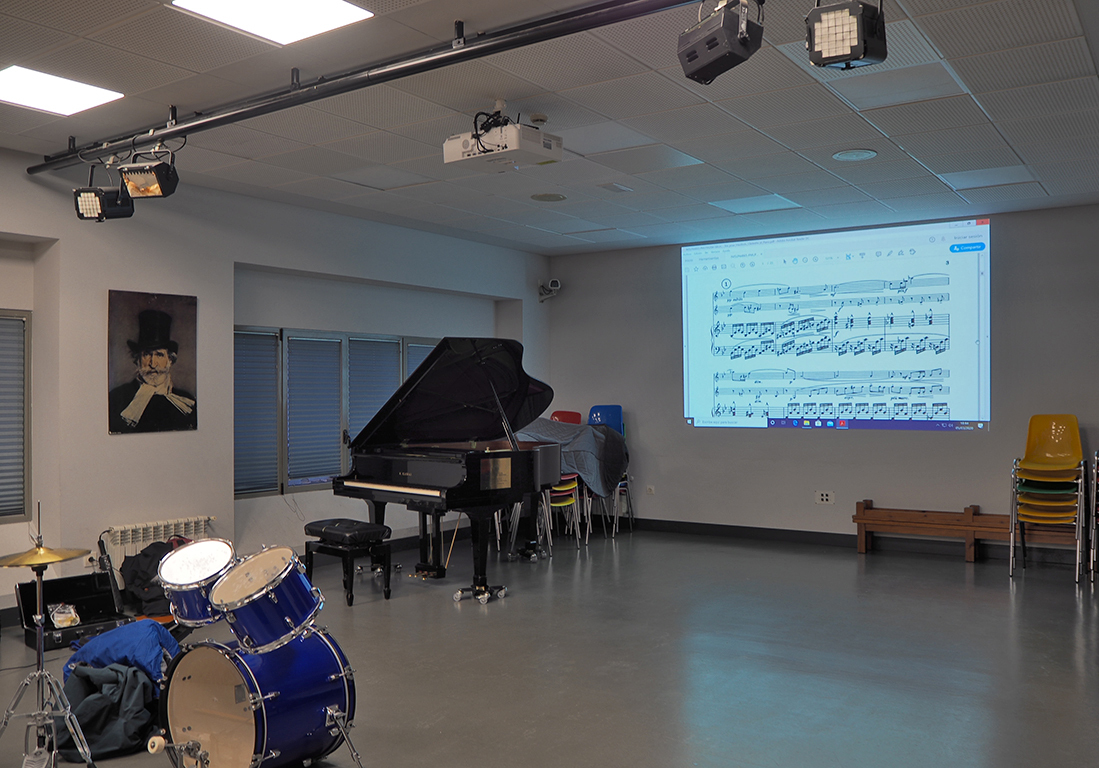Projeção a laser e colaboração sem fio para dar aulas de música na Errenteria Musikal
