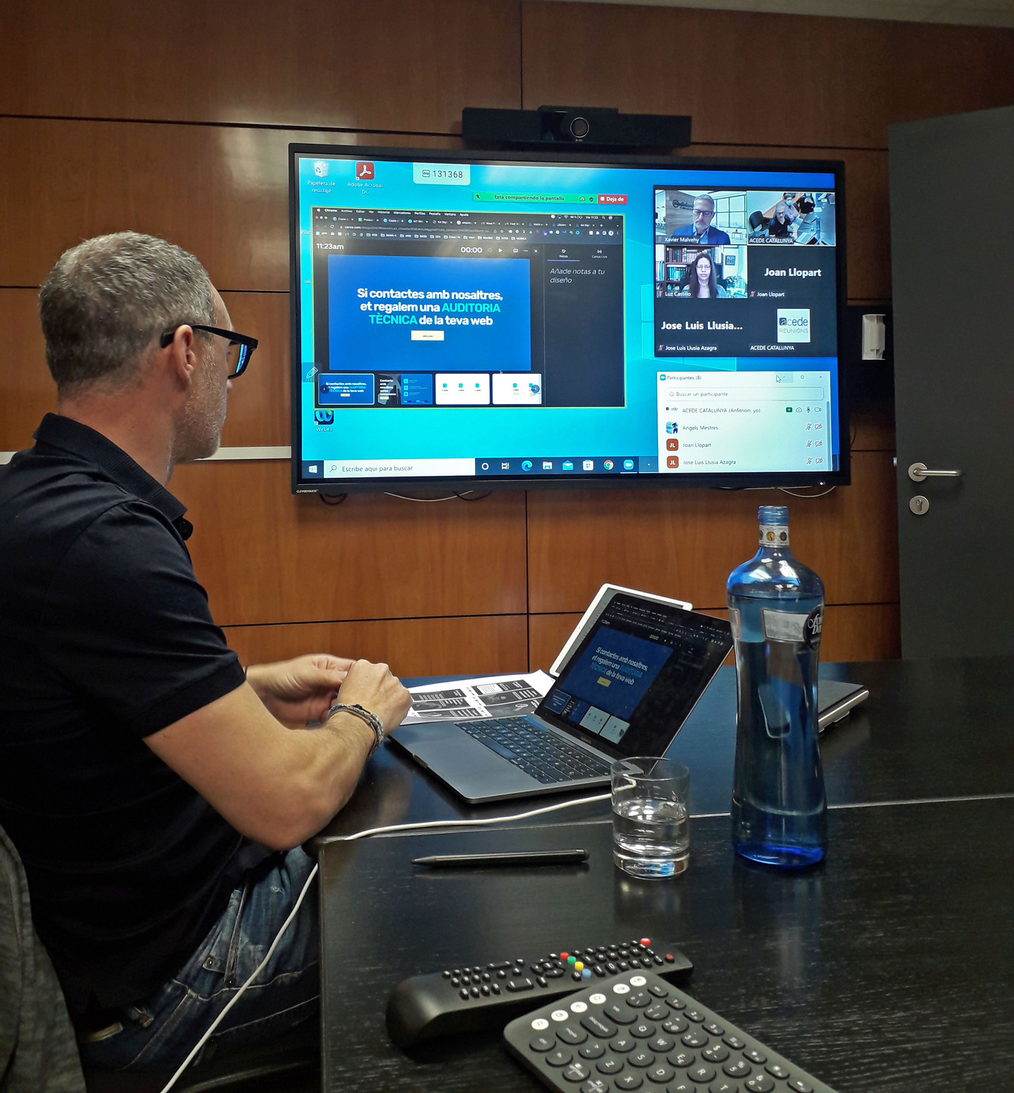 Improving efficiency in hybrid meetings with Clevertouch and Poly
