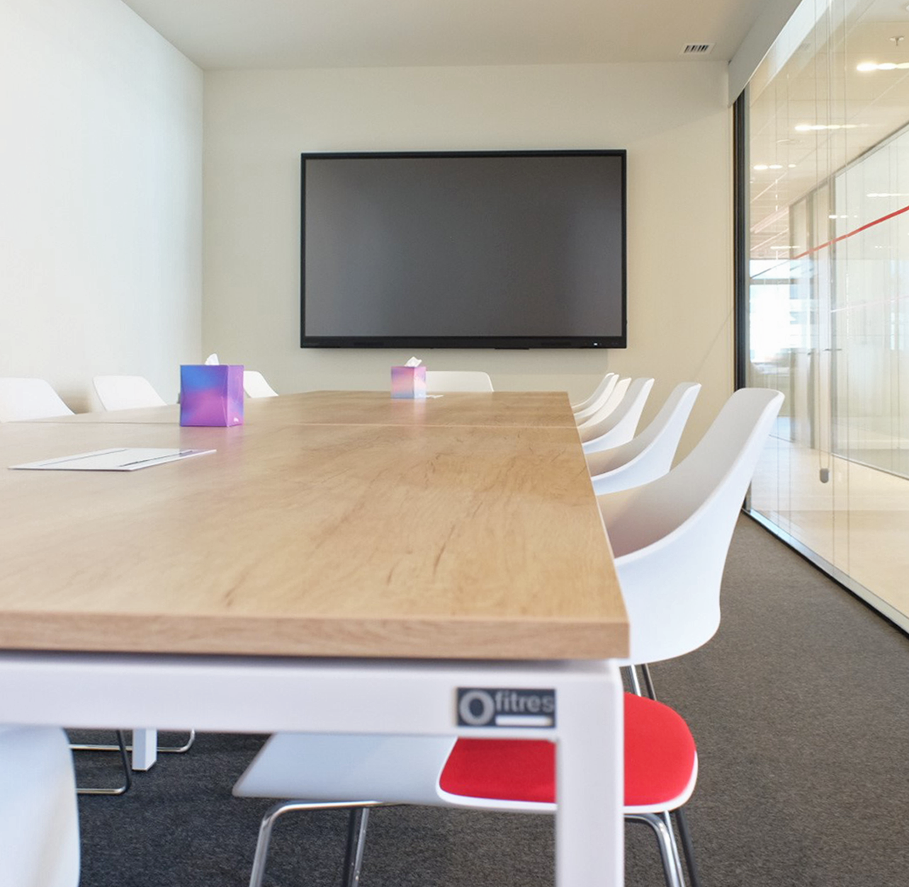 Inology equipa as salas de reuniões de seus novos escritórios em Terrassa com soluções AV
