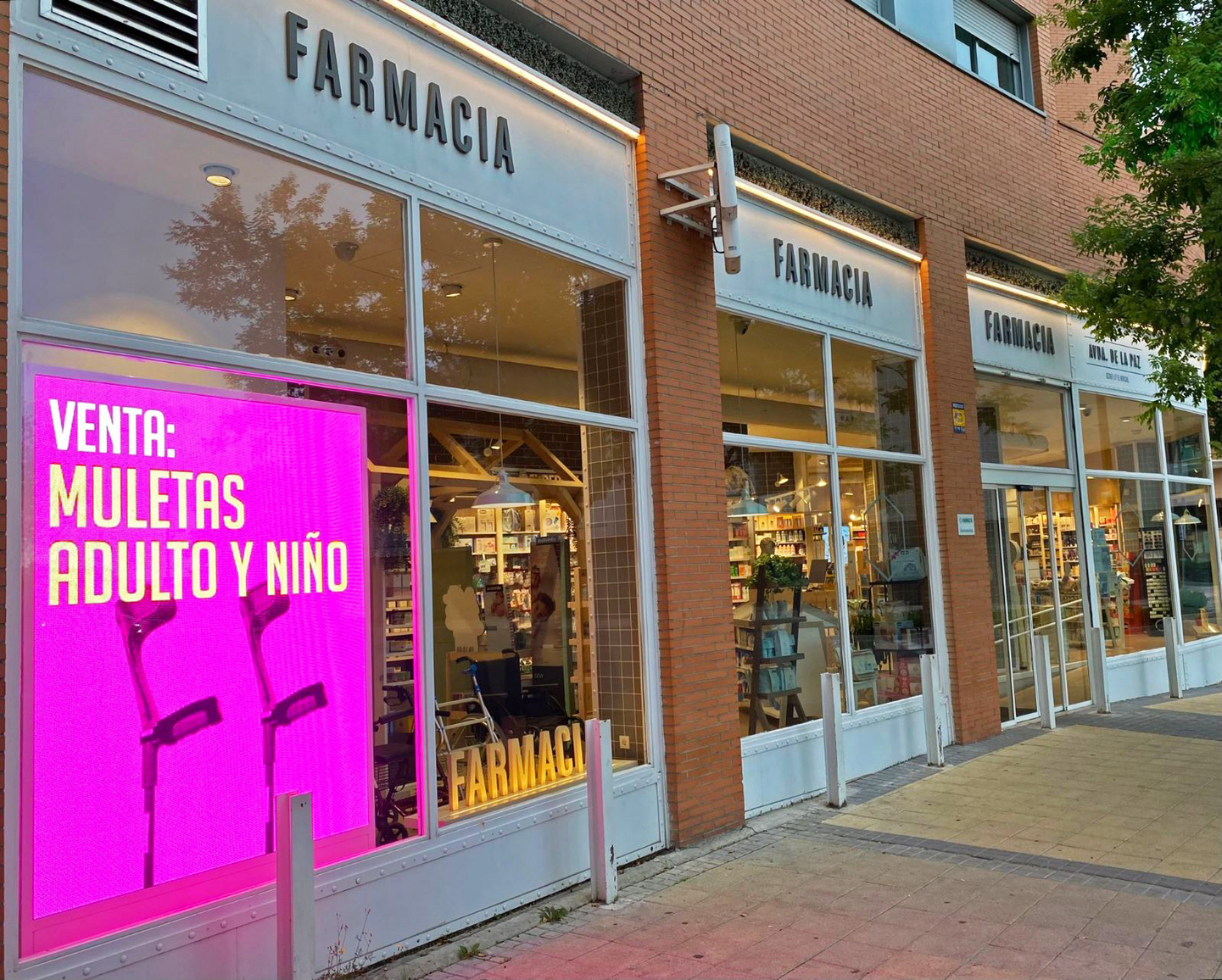 Pharmacie Avenida de La Paz à Getafe : Communication dynamique avec écrans LED et signalisation numérique