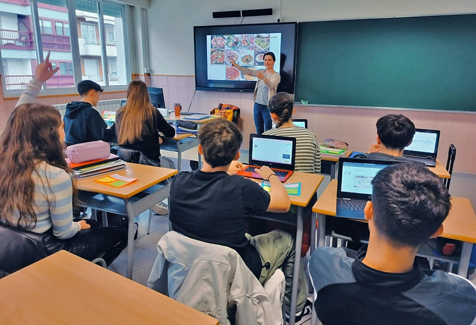 Traulux interactive monitors in integrated plurilingual education 