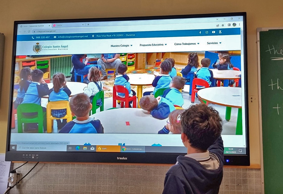 Monitores interativos Traulux na educação plurilíngue integrada 