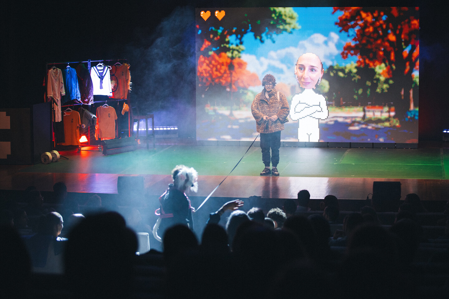 “Corentena: Game over” el primer videojoc teatral inclou una pantalla LED T-Rent de Traulux by Charmex 
